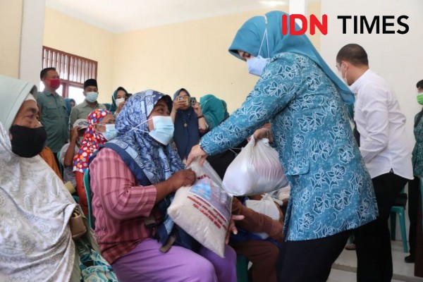 Para 'Kartini' di Muba Berbagi Kasih ke Warga Kurang Mampu