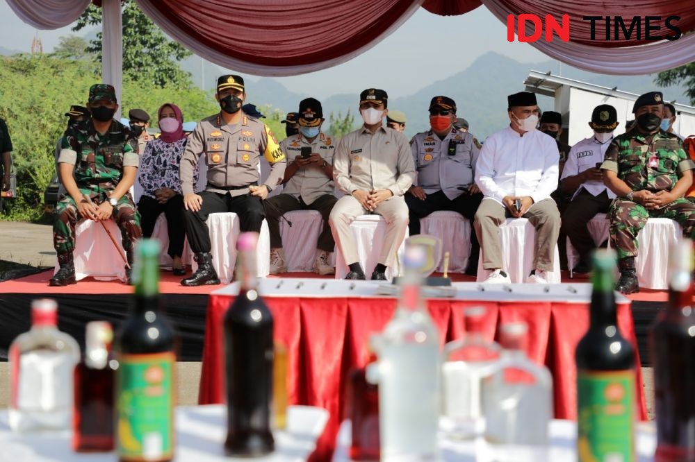 Jelang Idul Fitri 1443 H, Polisi Musnahkan 9.750 Botol Miras 