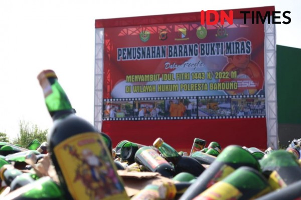 Jelang Idul Fitri 1443 H, Polisi Musnahkan 9.750 Botol Miras