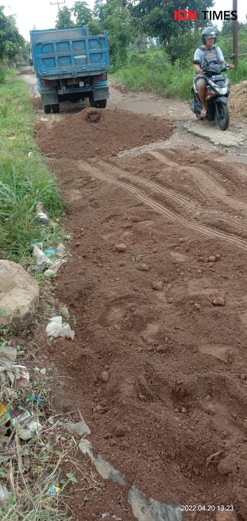 Pemda Cuek, Ibu-ibu di Lombok Timur Urunan Perbaiki Jalan Rusak Parah 