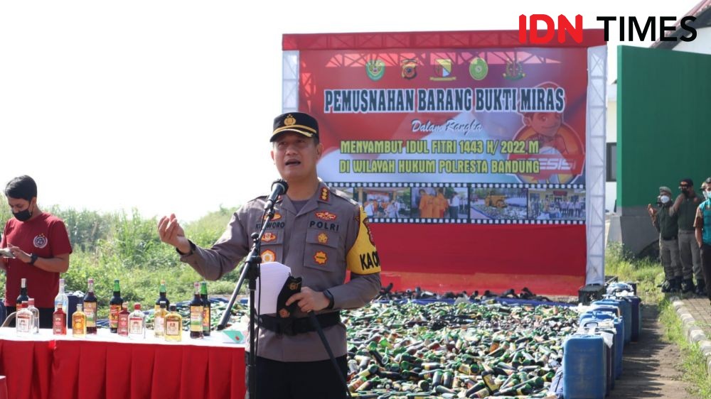 Jelang Idul Fitri 1443 H, Polisi Musnahkan 9.750 Botol Miras 