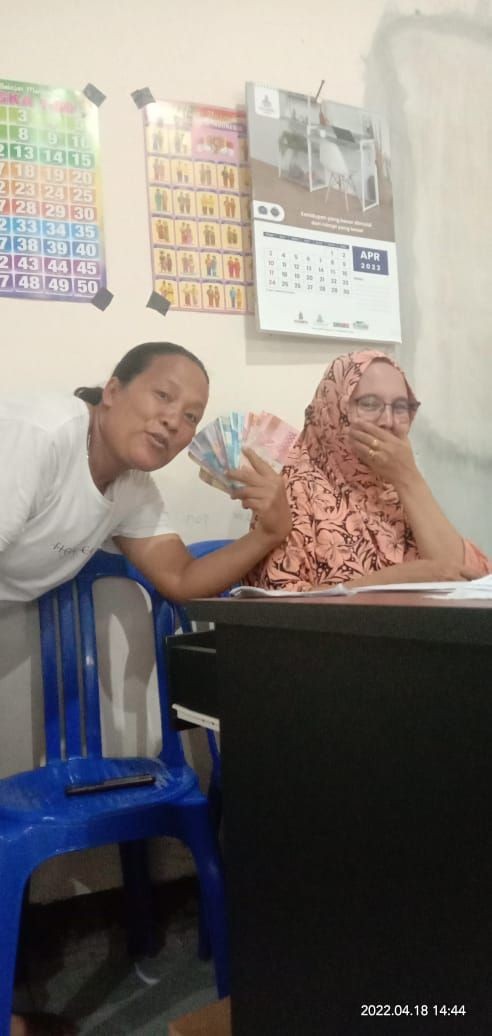 Pemda Cuek, Ibu-ibu di Lombok Timur Urunan Perbaiki Jalan Rusak Parah 
