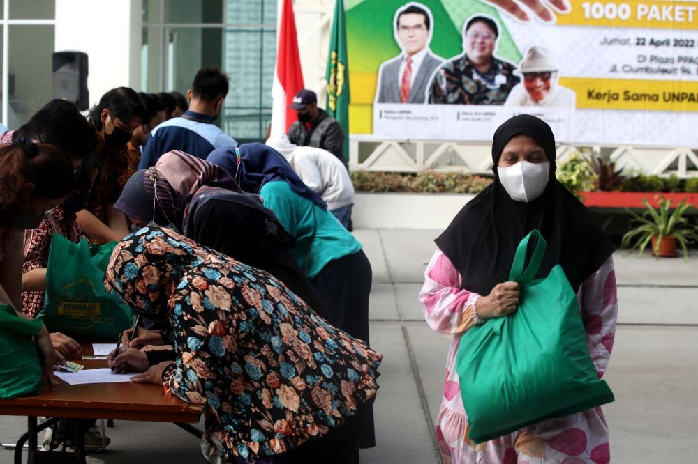 Unpar dan IKA Unpar Bagikan 1.000 Paket Sembako untuk Warga Bandung