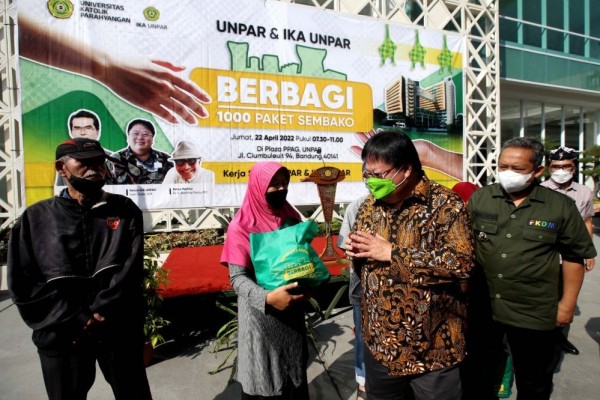 Unpar dan IKA Unpar Bagikan 1.000 Paket Sembako untuk Warga Bandung