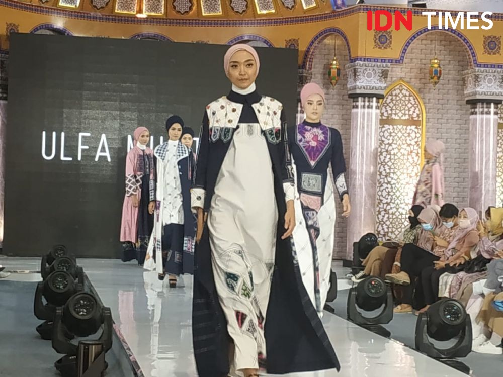 Desainer Ini Otak Atik Kain Batik Sisa Jadi Gaun Busana Muslim Cantik