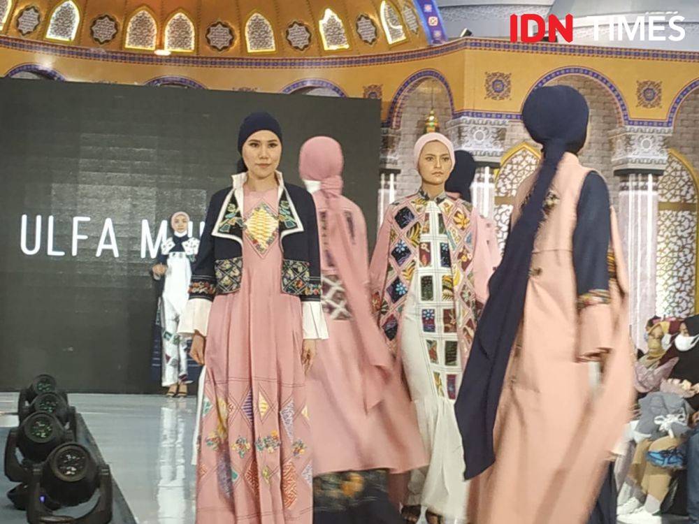 Desainer Ini Otak Atik Kain Batik Sisa Jadi Gaun Busana Muslim Cantik