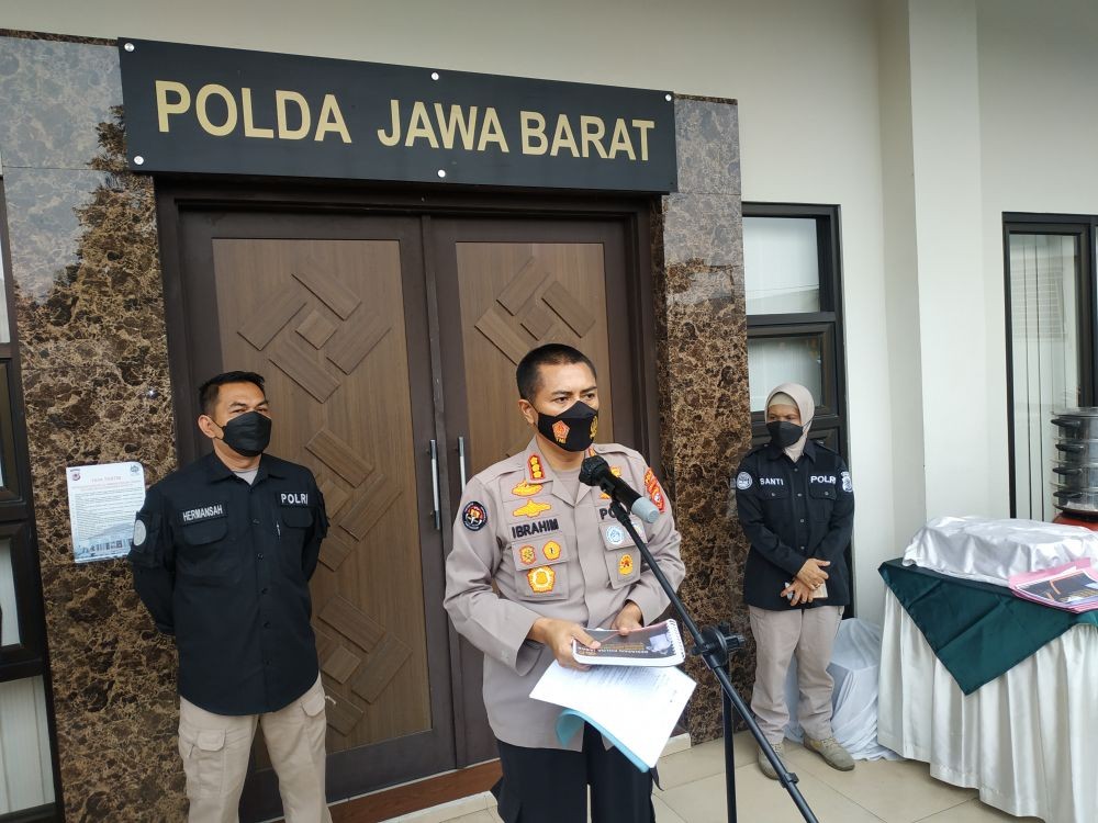 Viral Begal Beraksi Bawa Senjata Tajam Terekam CCTV di Bandung