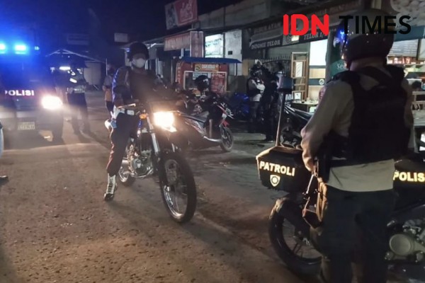 Cerita Warga Terkena Gas Air Mata Saat Bentrok Antar Ormas di Bekasi