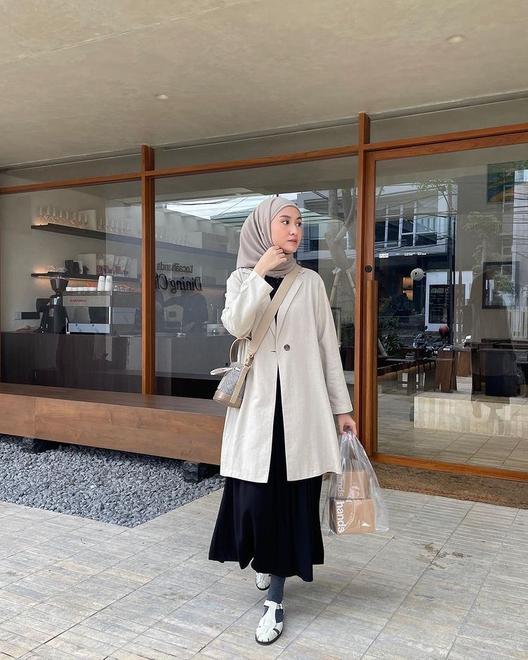 9 Ootd Hijab Feminin Ala Selebgram Inas Rana Warnanya Cakep