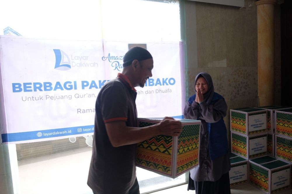 Layar Dakwah Bagikan 50 Paket Sembako ke Mualaf Centre Indonesia