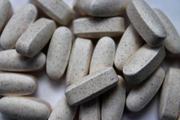 Alprazolam: Manfaat, Peringatan, Interaksi, Dosis, dan Efek Samping