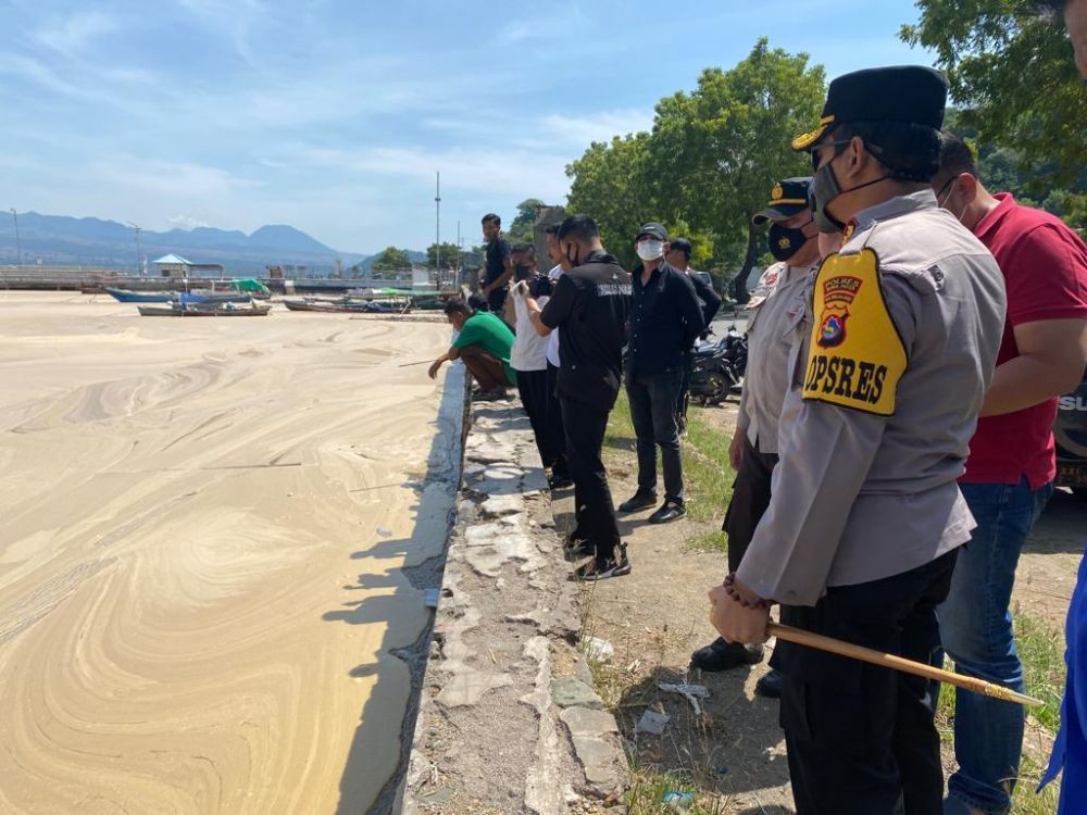 Polisi Olah TKP Fenomena Limbah Warna Cokelat di Teluk Bima 