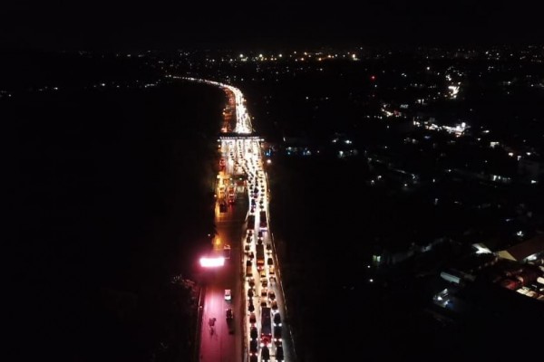 Arus Lalu Lintas Menuju Pelabuhan Merak Macet Parah