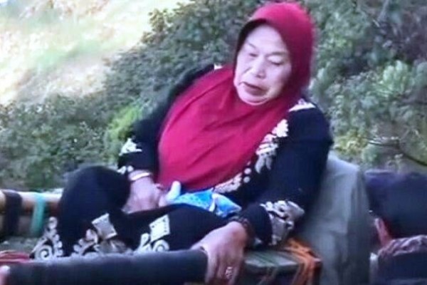 Viral! Mbok Yem Pemilik Warung Pecel di Puncak Lawu Turun Gunung