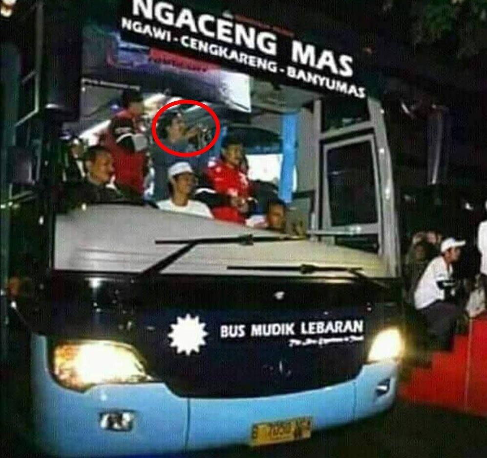 Jangan Fokus ke Lingkaran Merah, 10 Potret Ini Bikin Pikiran Ngeres