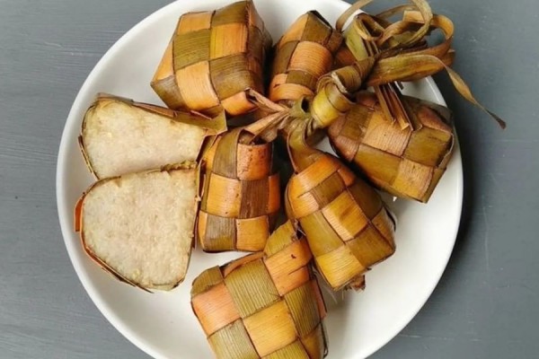 Berapa Lama Merendam Beras untuk Ketupat? Begini Cara dan Tipsnya!