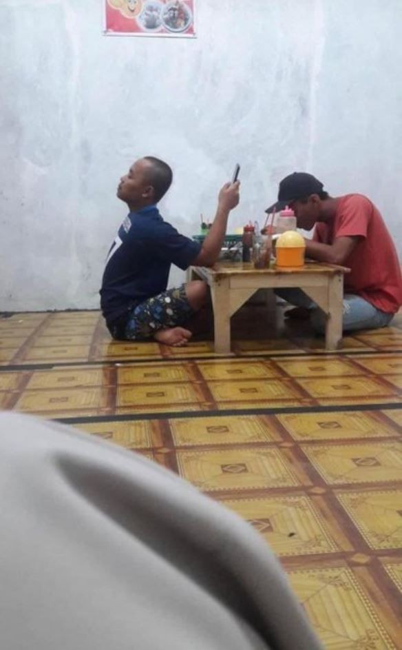 Ada Yang Aneh Di 10 Foto Lagi Makan Bareng Ini Ngakak Pol 