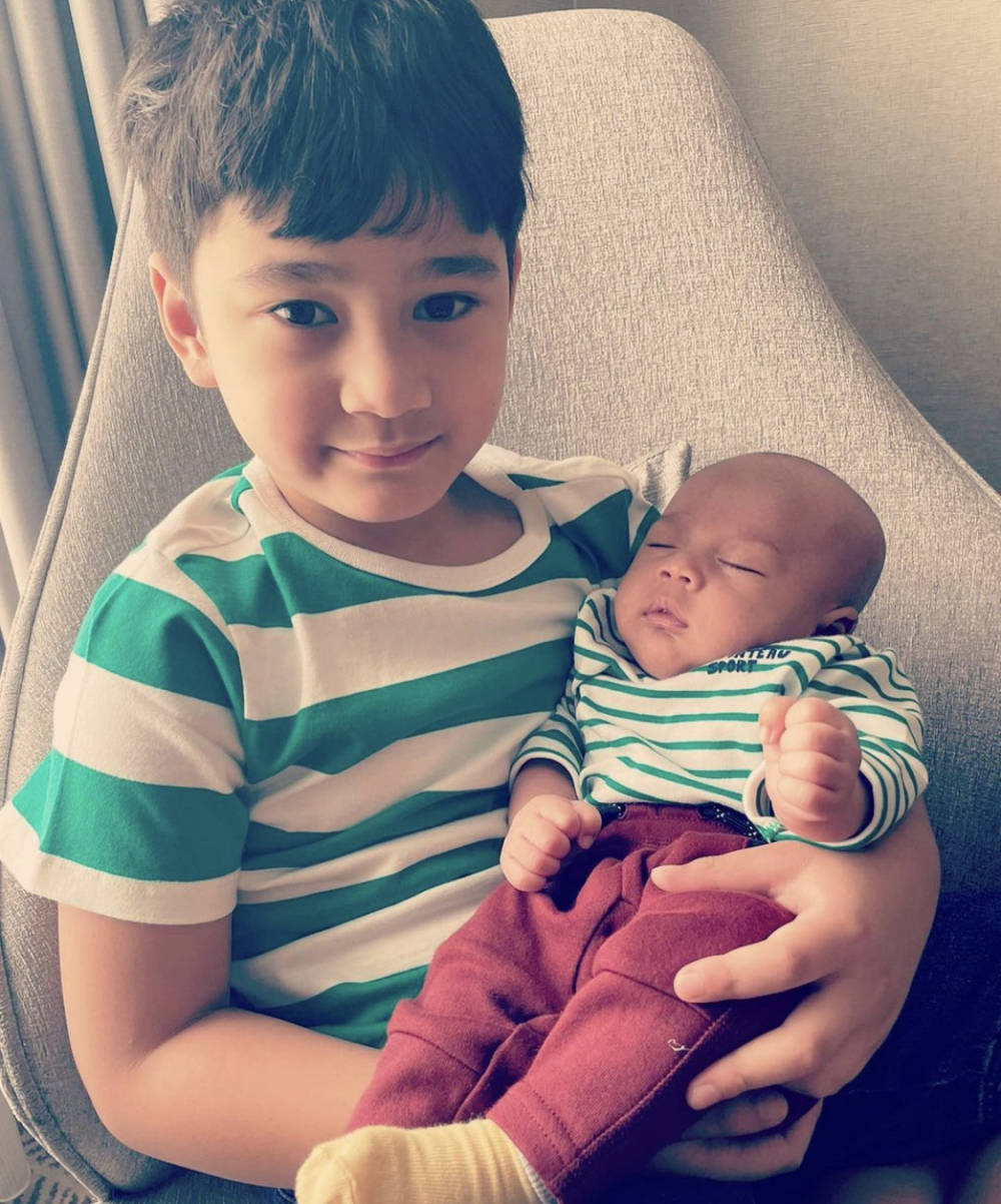 10 Potret Rafathar Dan Rayyanza Pakai Baju Kayak Anak Kembar