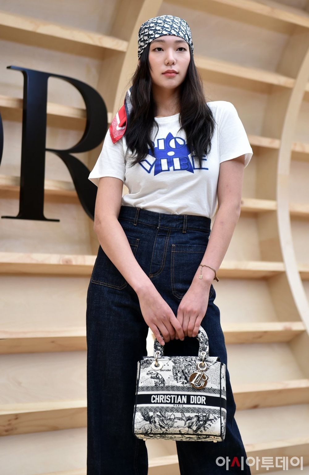 Intip Gaya Para Selebriti Korea Berpose dengan Dior Micro Bag