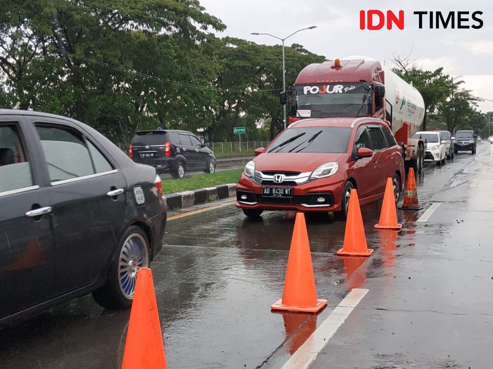 Sejumlah Kendaraan Plat B Mulai Lintasi Jembatan Suramadu