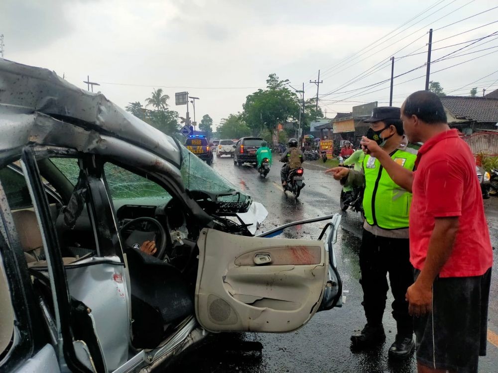 Mobil Tertabrak Kereta Api di Blitar, Pasutri Asal Bandung Tewas