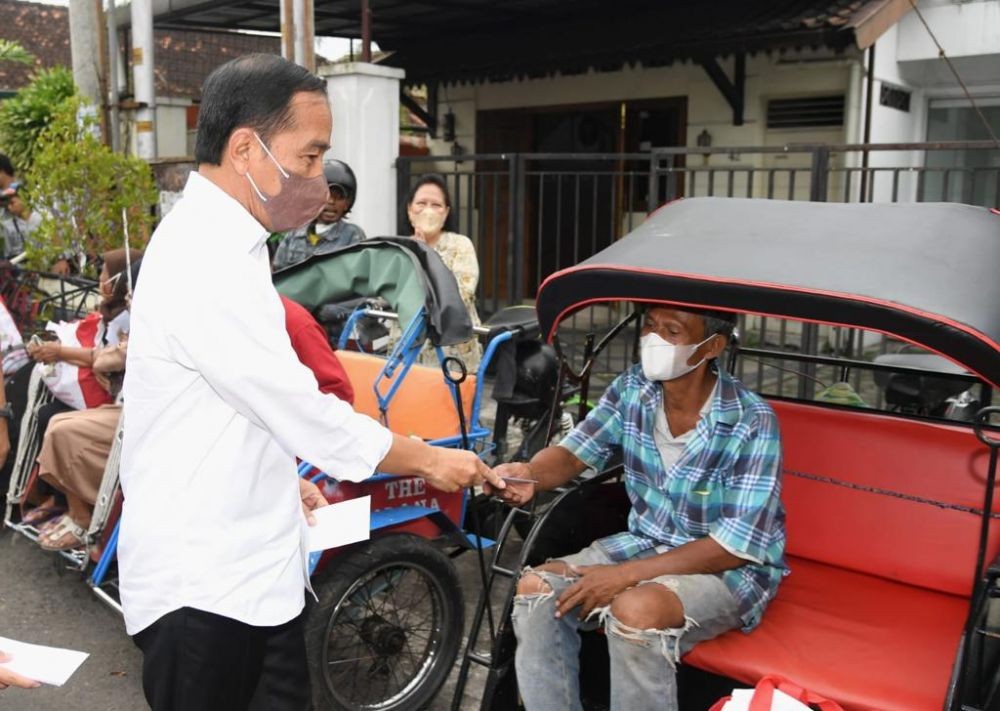 Jokowi Bagi Sembako di Jogja, Beberapa Warga Terima Uang Rp200 Ribu  