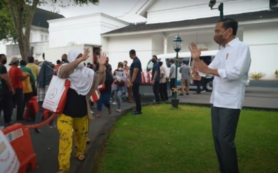 Jokowi Bagi Sembako di Jogja, Beberapa Warga Terima Uang Rp200 Ribu  