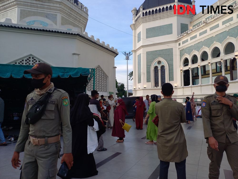 Salat Id di Masjid Raya, Jamaah Rebutan Foto Bareng Sultan Deli