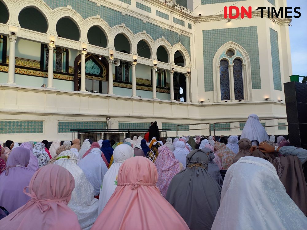 Salat Id di Masjid Raya, Jamaah Rebutan Foto Bareng Sultan Deli