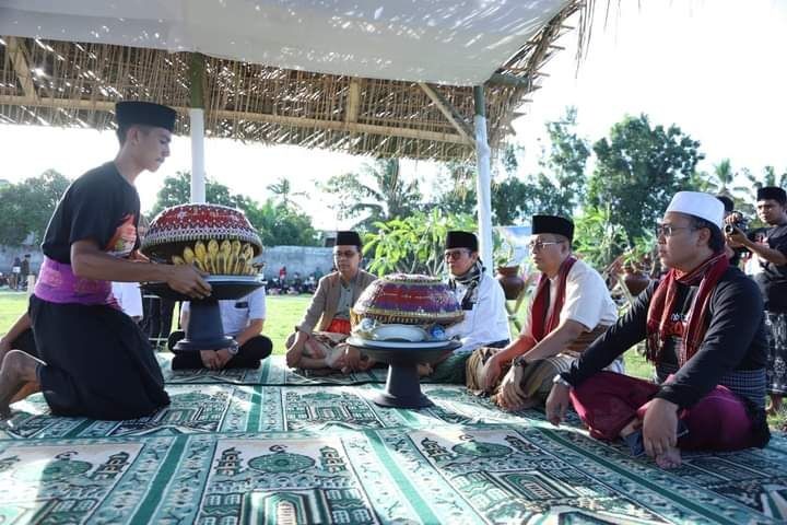 Unik! Tradisi Ngejot di Lombok, Cara Masyarakat Perkuat Silaturahmi