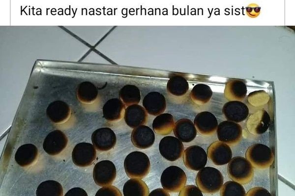 10 Momen Kocak Bikin Kue Lebaran Gosong, Apes Gak Ketulungan