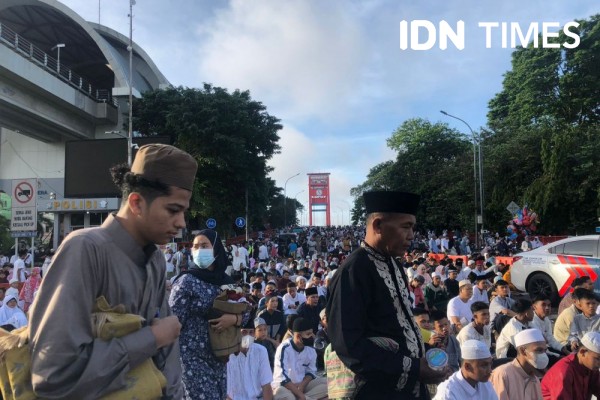 Ribuan Jemaah Penuhi Masjid Agung Palembang hingga Jembatan Ampera