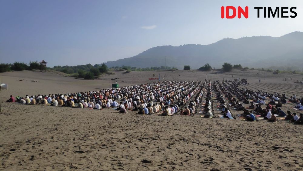 Ribuan Umat Muslim Laksanakan Salat Idul Adha di Gumuk Pasir