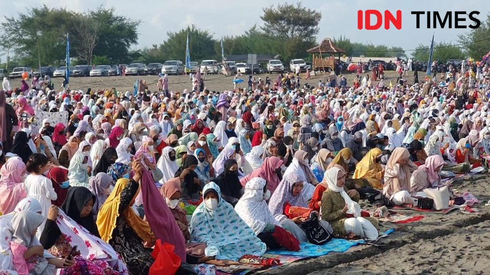 5 Ribuan Umat Islam Salat Idul Fitri di Gumuk Pasir Parangkusumo 
