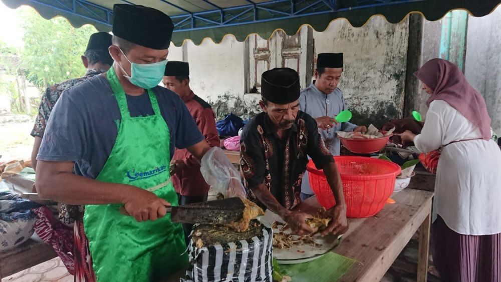 Melihat Tradisi Menyantap Ayam Lodho Bersama Usai Salat Id