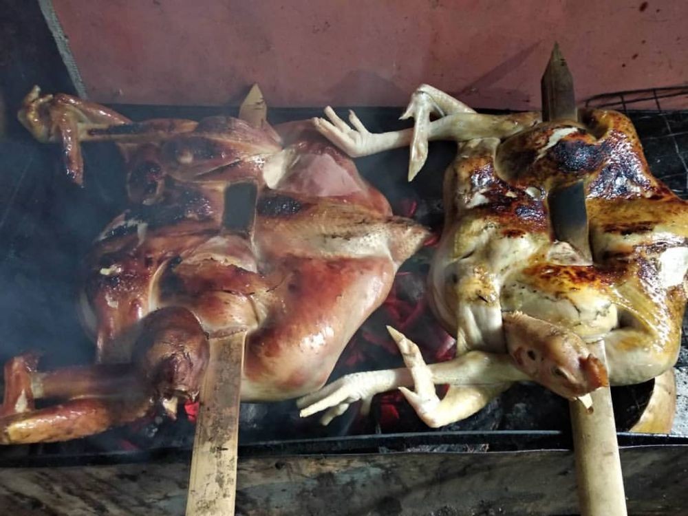 Melihat Tradisi Menyantap Ayam Lodho Bersama Usai Salat Id