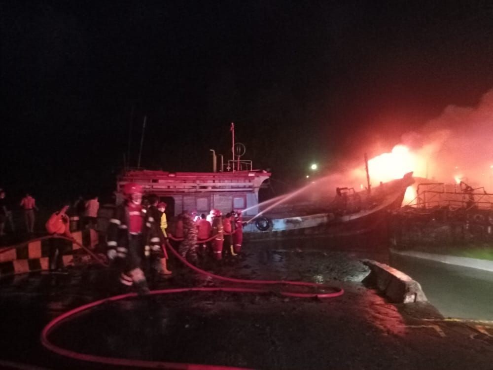 Deretan Kapal Nelayan Cilacap Terbakar di Pelabuhan Wijayapura, Ini Pemicunya
