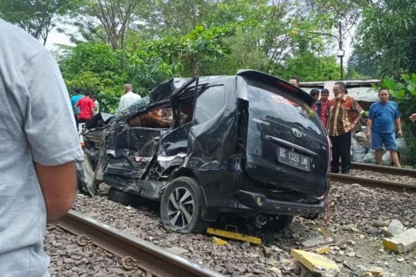 H+2 Lebaran, Kereta Batubara Tabrak Rombongan Mantan Kades
