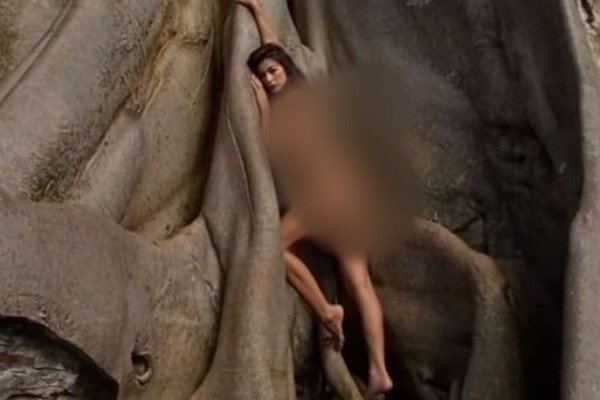 Viral Turis Asing Pose Telanjang Depan Pohon Sakral di Tabanan