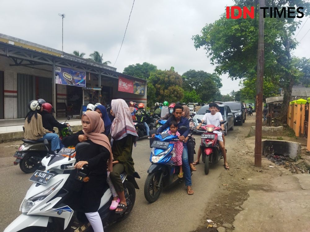 Polisi Berlakukan One Way Menuju Pantai Anyer