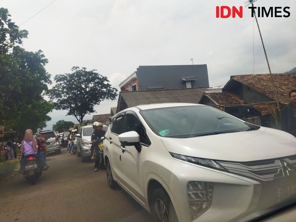 Polisi Berlakukan One Way Menuju Pantai Anyer