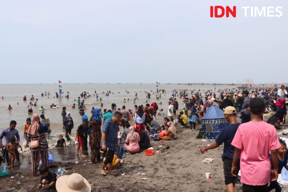 Pantai Tanjung Pasir Tangerang Diserbu Pengunjung