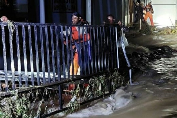 Banjir Bandang Sumedang, Tim SAR Bandung Berhasil Evakuasi 18 Orang