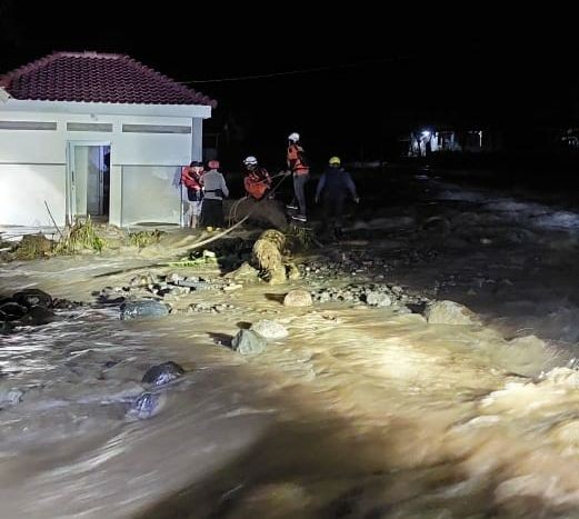 Banjir Bandang Sumedang, Tim SAR Bandung Berhasil Evakuasi 18 Orang