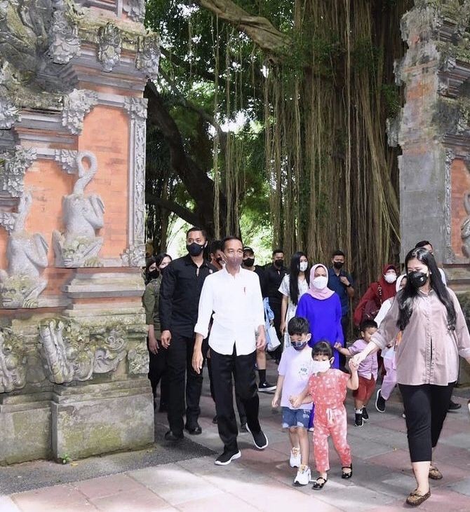 10 Potret Presiden Jokowi Ajak Cucu Liburan ke Bali, Seru Pol!
