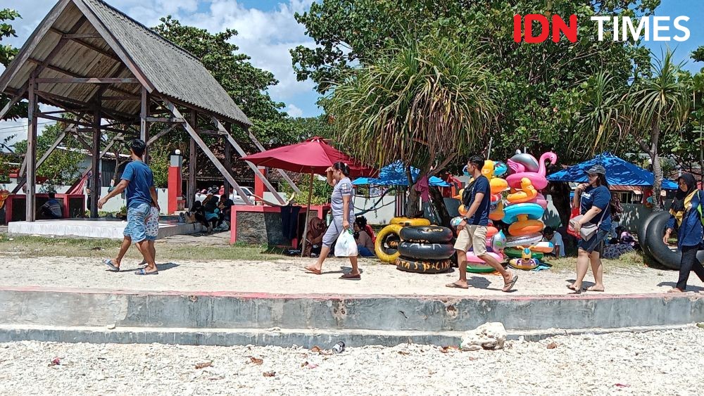 Pantai Bandengan Jepara Dipadati Pengunjung, Joki Perahu Wisata Panen Cuan