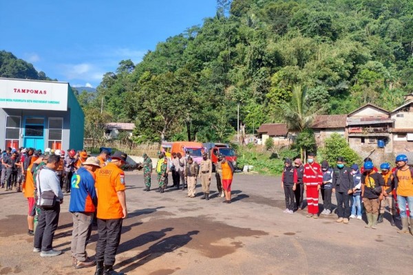 SAR Bandung Lakukan Pencarian Tiga Orang Hilang Terseret Sungai