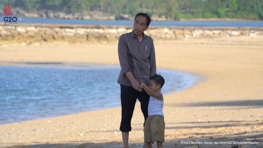 11 Potret Keseruan Jokowi Bersama 4 Cucunya Nikmati Pantai Nusa Dua 