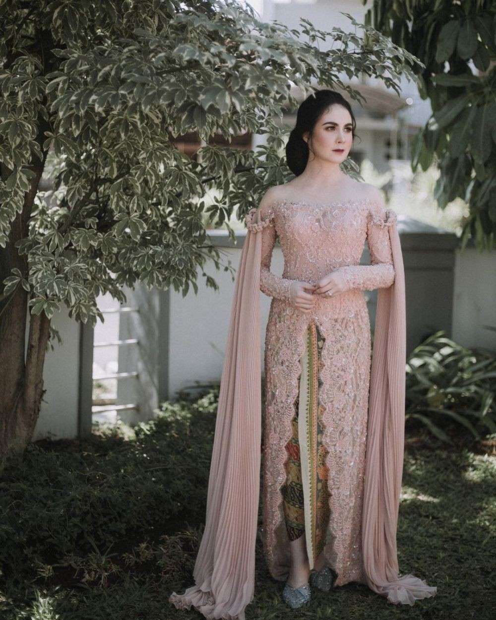 9 Kebaya Brokat Ala Istri Pejabat, Simple Untuk Kondangan