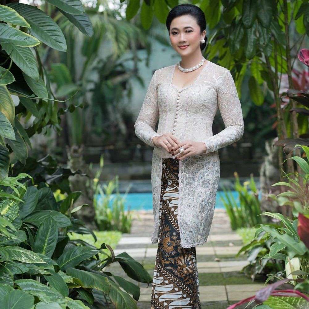 9 Ide Kebaya Dan Perhiasan Ala Istri Pejabat, Mewahnya Bikin